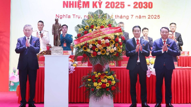 Tổng Bí thư Tô Lâm tặng lẵng hoa chúc mừng Đại hội đại biểu Đảng bộ xã Nghĩa Trụ nhiệm kỳ 2025-2030. (Ảnh: Thống Nhất/TTXVN) vna-potal-tong-bi-thu-du-dai-hoi-dai-bieu-dang-bo-xa-nghia-tru-lan-thu-nhat-8147609-3046.jpg