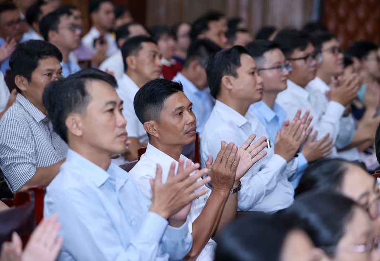 Thủ tướng Phạm Minh Chính tiếp xúc cử tri Cần Thơ- Ảnh 4. Thủ tướng Phạm Minh Chính tiếp xúc cử tri Cần Thơ- Ảnh 4.