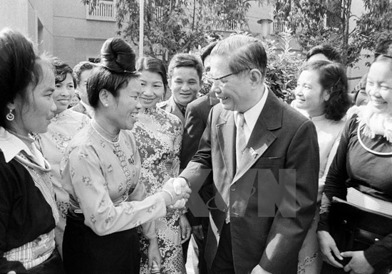 Đồng chí Nguyễn Văn Linh gặp gỡ các đại biểu dự Đại hội đại biểu toàn quốc lần thứ VI của Đảng (tháng 12/1986). Ảnh: TTXVN