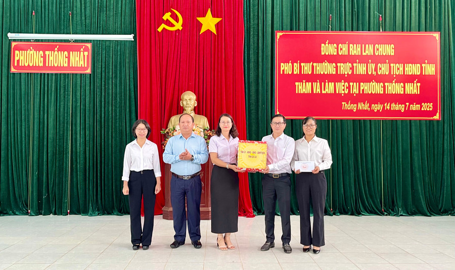 Phó Bí thư Thường trực Tỉnh ủy Rah Lan Chung tặng quà cho Đảng ủy, UBND phường, Ban Chỉ huy quân sự, Công an phường Thống Nhất. Ảnh: Vũ Thảo 2.jpg