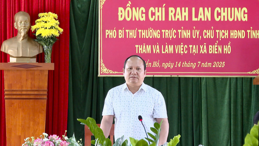 Phó Bí thư Thường trực Tỉnh ủy, Chủ tịch HĐND tỉnh Rah Lan Chung phát biểu tại buổi làm việc. Ảnh: Rmah Piên anh-rmah-pien.jpg