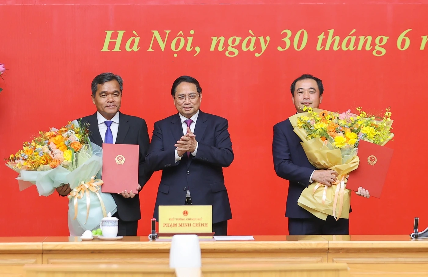Thủ tướng trao quyết định bổ nhiệm cho các ông Trần Đức Thắng (bìa phải), Bí thư Tỉnh ủy Hải Dương cũ, làm Phó tổng thanh tra thường trực Thanh tra Chính phủ và ông Hồ Văn Niên, Bí thư Tỉnh ủy Gia Lai cũ (bìa trái) làm Thứ trưởng thường trực Bộ Dân tộc - Tôn giáo Thủ tướng trao quyết định bổ nhiệm cho các ông Trần Đức Thắng (bìa phải), Bí thư Tỉnh ủy Hải Dương cũ, làm Phó tổng thanh tra thường trực Thanh tra Chính phủ và ông Hồ Văn Niên, Bí thư Tỉnh ủy Gia Lai cũ (bìa trái) làm Thứ trưởng thường trực Bộ Dân tộc - Tôn giáo
