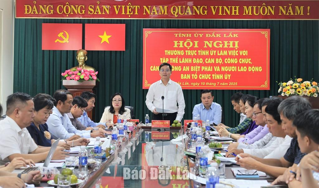 Ủy viên Trung ương Đảng, Bí thư Tỉnh ủy Nguyễn Đình Trung phát biểu tại buổi làm việc.