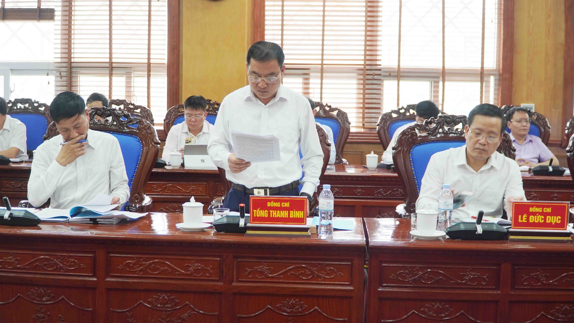 Đồng chí Tống Thanh Bình – Uỷ viên Ban Thường vụ Tỉnh uỷ, Bí Thư phường Đoàn Kết báo cáo tại cuộc họp.