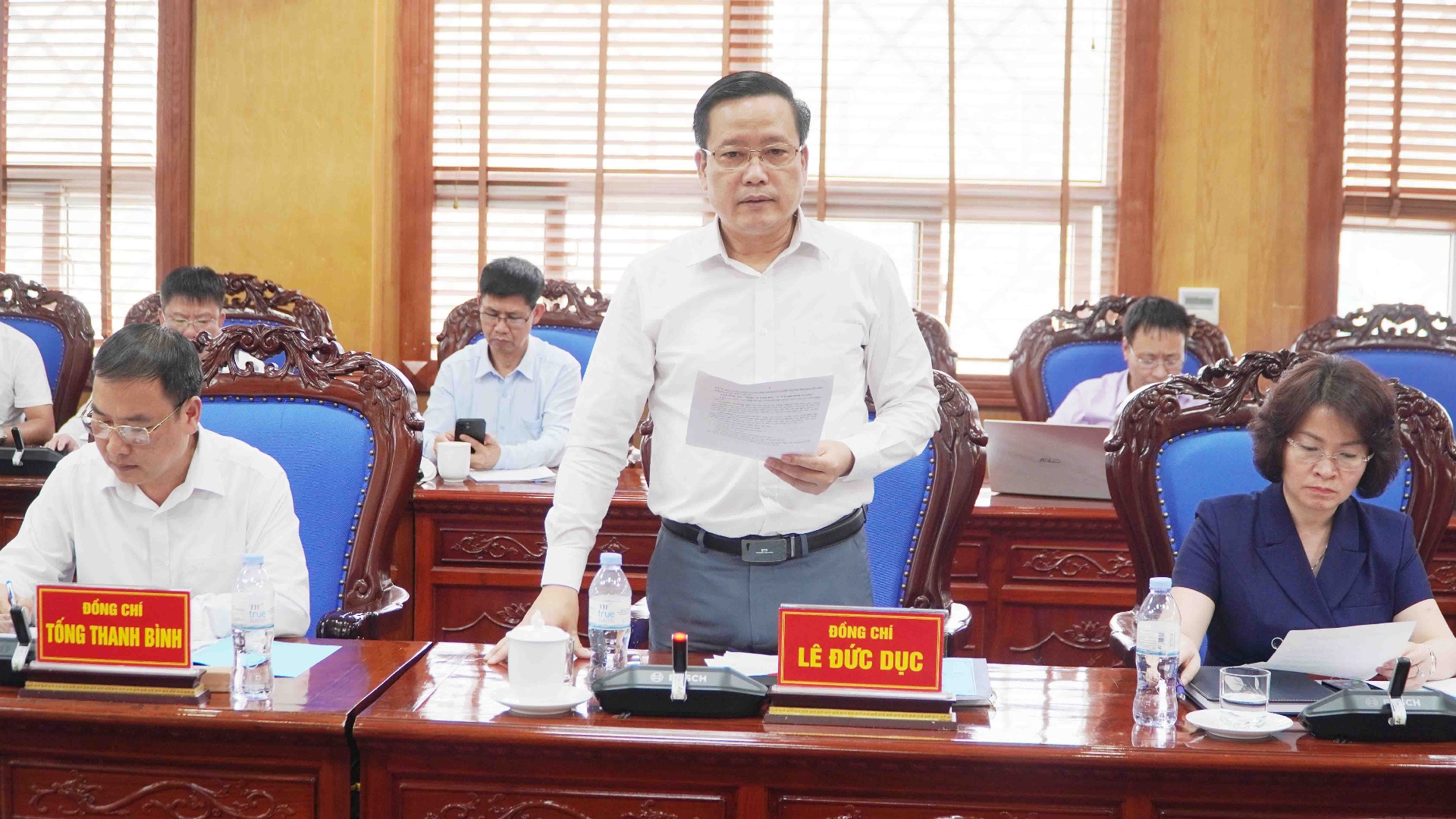 Đồng chí Lê Đức Dục – Uỷ viên Ban Thường vụ, Trưởng Ba Tuyên giáo và Dân vận tỉnh uỷ tham gia ý kiến.