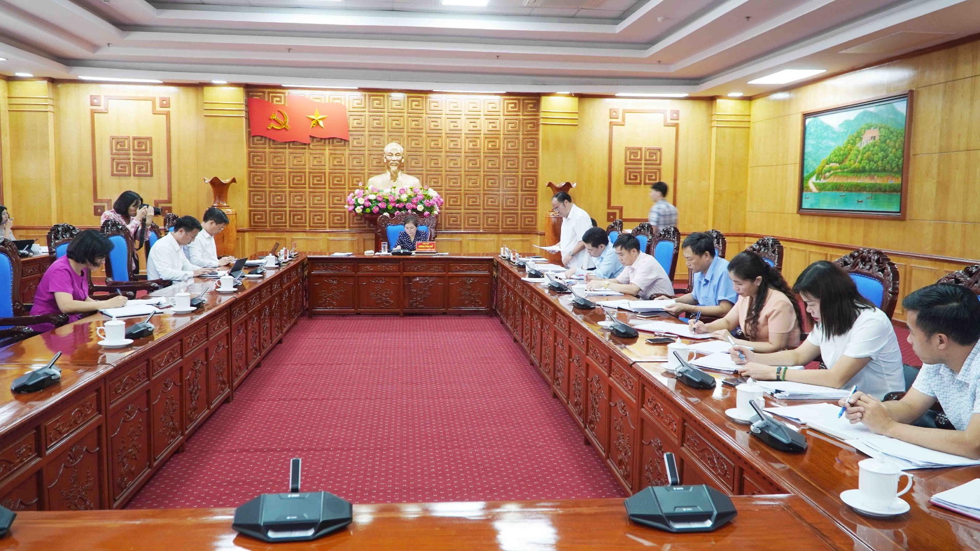 Quang cảnh cuộc họp.
