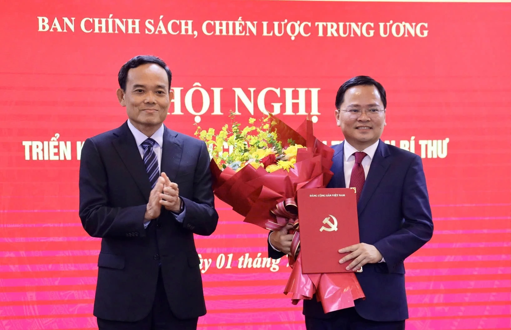 Trưởng ban Chính sách, chiến lược Trung ương Trần Lưu Quang trao quyết định điều động của Bộ Chính trị cho ông Nguyễn Anh Tuấn Trưởng ban Chính sách, chiến lược Trung ương Trần Lưu Quang trao quyết định điều động của Bộ Chính trị cho ông Nguyễn Anh Tuấn