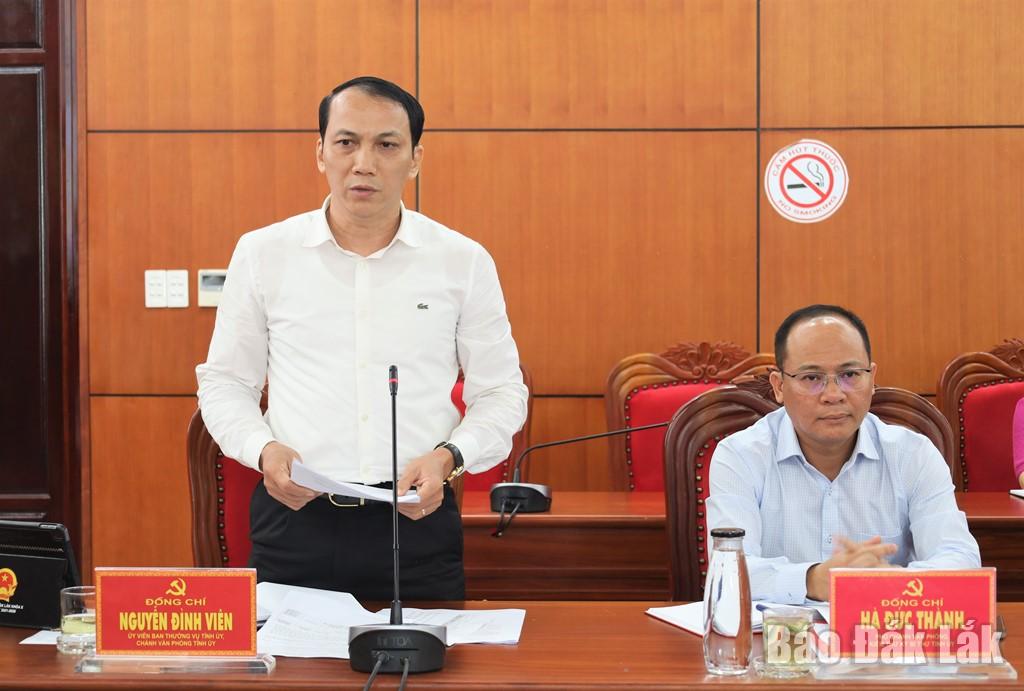 Ủy viên Ban Thường vụ Tỉnh ủy, Chánh Văn phòng Tỉnh ủy Nguyễn Đình Viên báo cáo tóm tắt kết quả công tác sắp xếp tổ chức bộ máy và kết quả triển khai thực hiện nhiệm vụ chính trị của Văn phòng Tỉnh ủy sau hợp nhất.