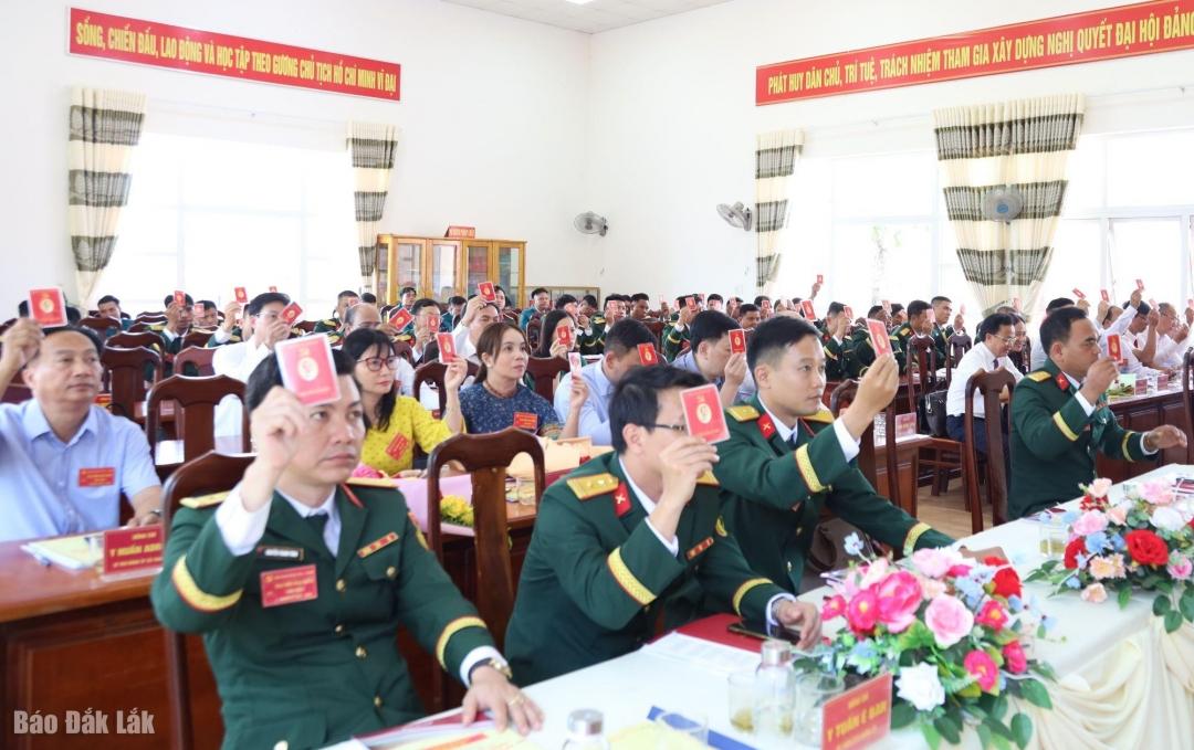 Các đảng viên tham gia biểu quyết.