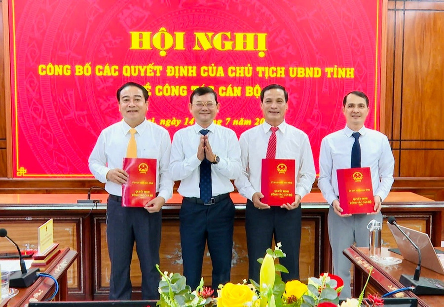 Phó Chủ tịch UBND tỉnh Nguyễn Tự Công Hoàng trao quyết định bổ nhiệm các Phó Trưởng Ban Quản lý Khu kinh tế tỉnh. Ảnh: Bình Dương hinh-2.jpg