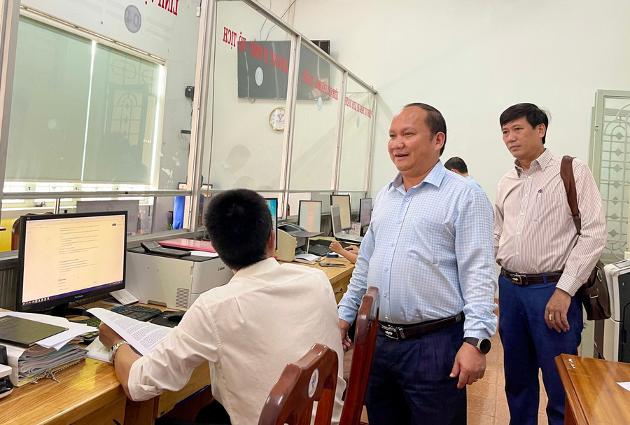 Phó Bí thư Thường trực Tỉnh ủy, Chủ tịch HĐND tỉnh Rah Lan Chung (thứ 2 từ phải sang)kiểm tra hoạt động của Trung tâm Phục vụ hành chính công phường Thống Nhất. Ảnh: Vũ Thảo 1.jpg