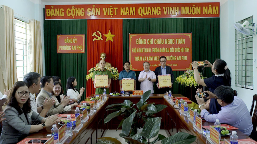Đồng chí Châu Ngọc Tuấn tặng quà cho các cơ quan, đơn vị phường An Phú. Ảnh: Minh Trung dong-chi-chau-ngoc-tuan-tang-qua-cho-phuong-an-phu.jpg