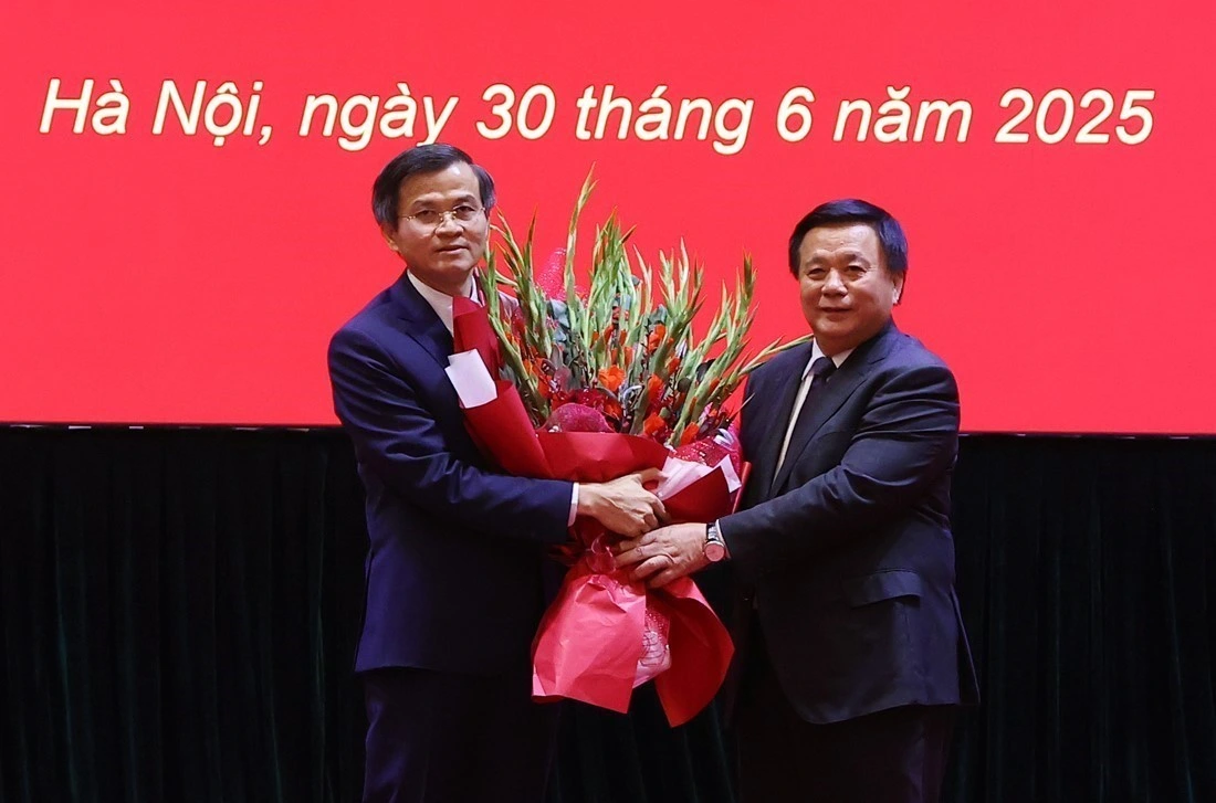 Ông Đoàn Minh Huấn, Bí thư Tỉnh ủy Ninh Bình cũ (bên trái), được điều động về làm Phó giám đốc thường trực Học viện Chính trị quốc gia Hồ Chí Minh Ông Đoàn Minh Huấn, Bí thư Tỉnh ủy Ninh Bình cũ (bên trái), được điều động về làm Phó giám đốc thường trực Học viện Chính trị quốc gia Hồ Chí Minh
