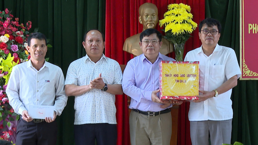 Phó Bí thư Thường trực Tỉnh ủy Rah Lan Chung tặng các phần quà của Tỉnh ủy, HĐND, UBND, Ủy ban MTTQ Việt Nam tỉnh cho Đảng ủy, UBND phường, Công an, Ban Chỉ huy quân sự xã. Ảnh: Rmah Piên gen-h-z6803750982720-f2e9d3d1cd166ed660d13e9edba1a67b.jpg