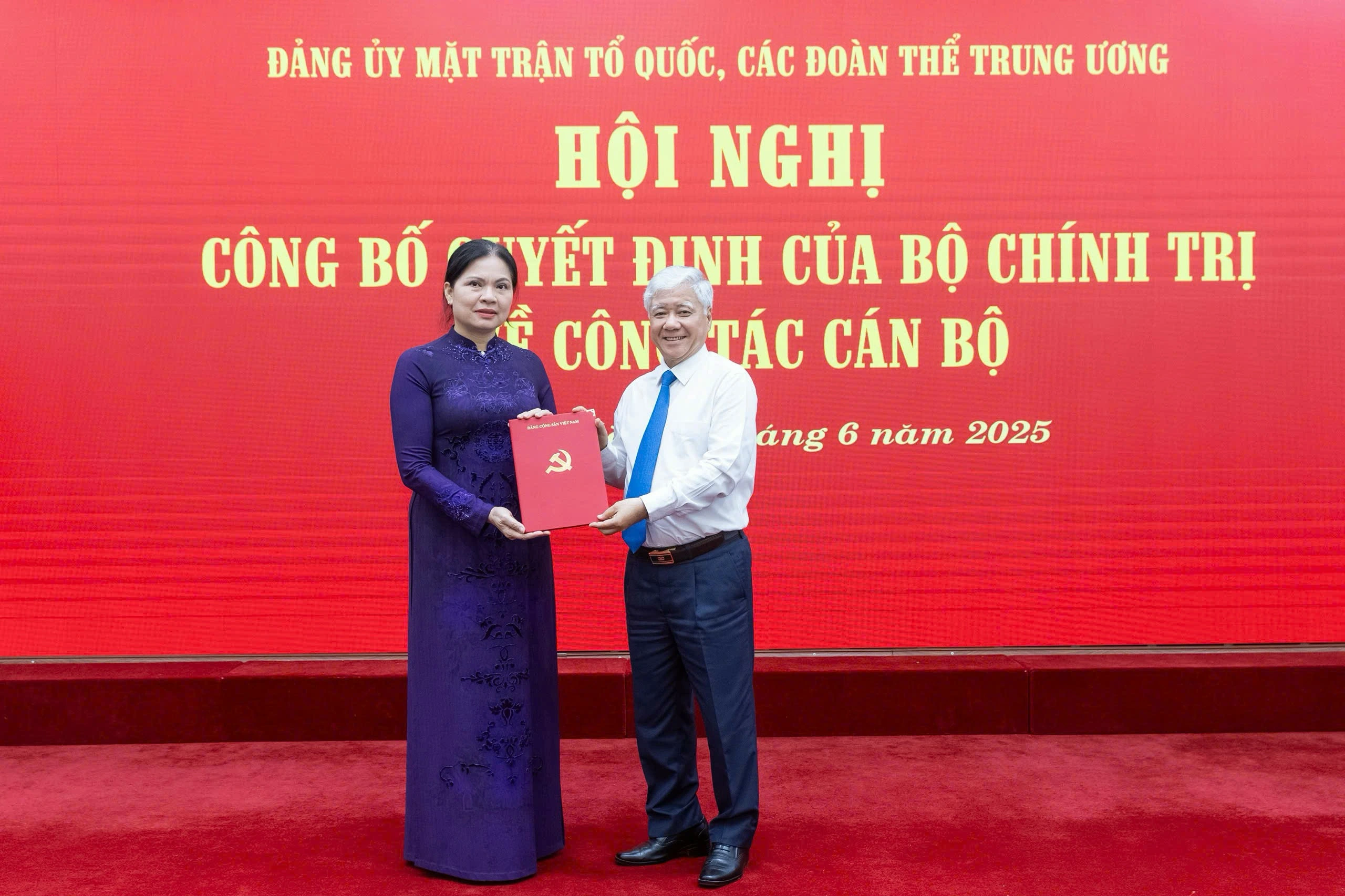 Bà Hà Thị Nga, Bí thư Tỉnh ủy Tuyên Quang (cũ), nhận quyết định điều động của Bộ Chính trị chiều 30.6 Bà Hà Thị Nga, Bí thư Tỉnh ủy Tuyên Quang (cũ), nhận quyết định điều động của Bộ Chính trị chiều 30.6