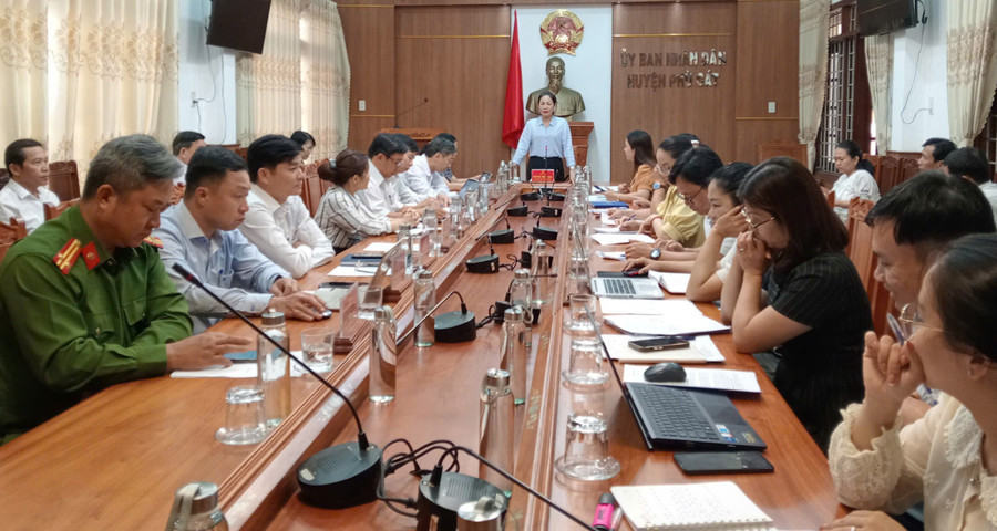 Quang cảnh buổi làm việc tại xã Phù Cát. Ảnh: Ngô Sương a3.jpg