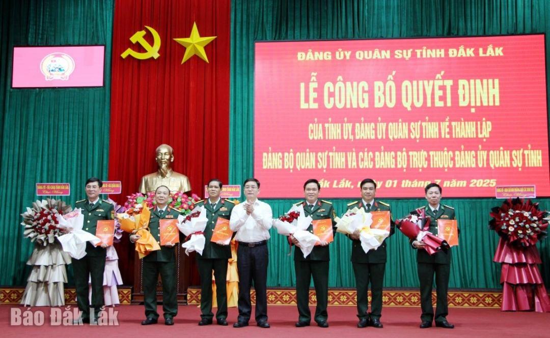 Bí thư Tỉnh ủy Nguyễn Đình Trung trao quyết định cho các đồng chí Ủy viên Ban Thường vụ Đảng ủy Quân sự tỉnh.