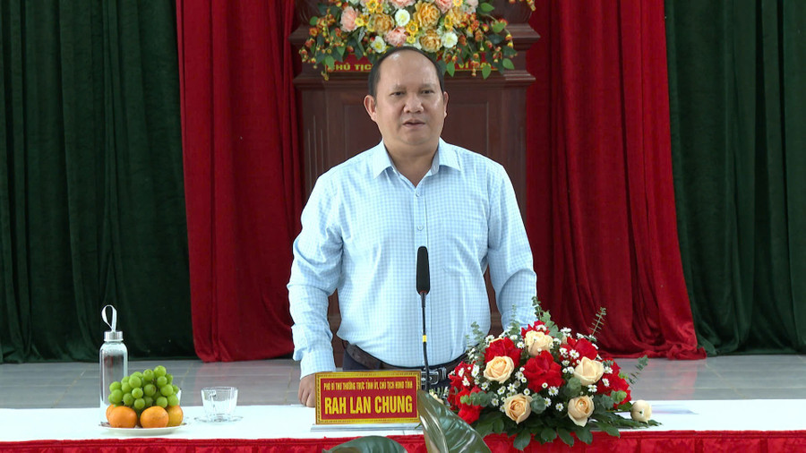 Phó Bí thư Thường trực Tỉnh ủy, Chủ tịch HĐND tỉnh Rah Lan Chung phát biểu tại buổi làm việc. Ảnh: Rmah Piên gen-h-z6801934076613-93ba20adce05e75d346200fdcb512390.jpg