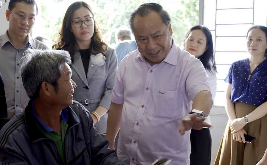 Phó Bí thư Tỉnh ủy Châu Ngọc Tuấn trò chuyện với người dân đến giải quyết thủ tục hành chính tại Trung tâm Phục vụ hành chính công phường An Phú. Ảnh: Minh Trung dong-chi-chau-ngoc-tuan-tro-chuyen-voi-nguoi-dan.jpg
