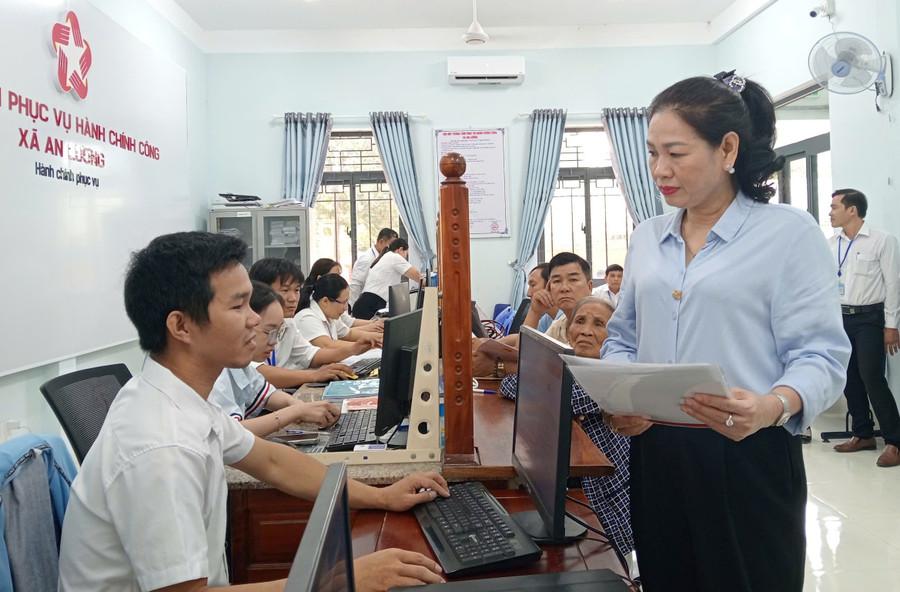 Phó Chủ tịch HĐND tỉnh Huỳnh Thúy Vân kiểm tra Trung tâm Phục vụ hành chính công xã An Lương. Ảnh: Ngô Sương a2.jpg