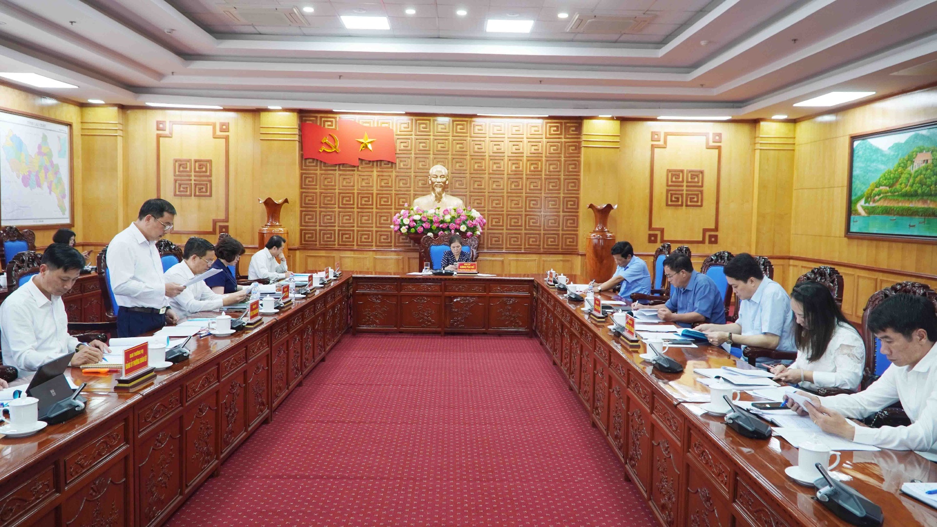Quang cảnh cuộc họp.