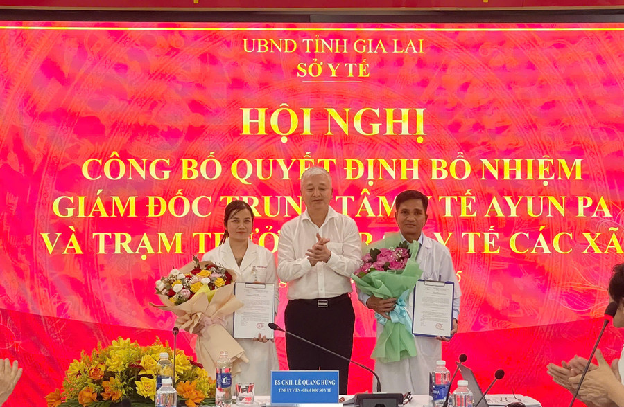 Giám đốc Sở Y tế Lê Quang Hùng (đứng giữa) trao quyết định bổ nhiệm ông Lâm Quang Duy và bà Nguyễn Thị Trà Giang giữ chức vụ Phó Giám đốc Trung tâm Y tế Ayun Pa. Ảnh: Vũ Chi gen-h-z6794253226003-8299ded9211b5dacbbeb3661be2a0592.jpg