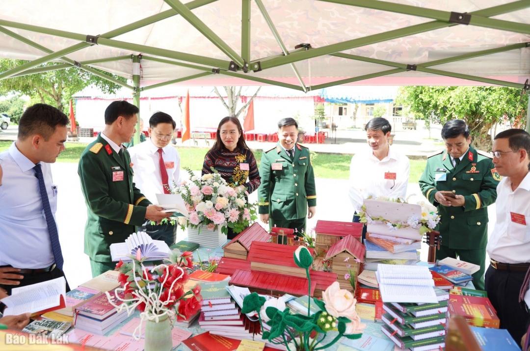 Đại biểu tham quan một số mô hình điểm của Ban Chỉ huy Phòng thủ khu vực 4 - M’Drắk được giới thiệu tại hội nghị.