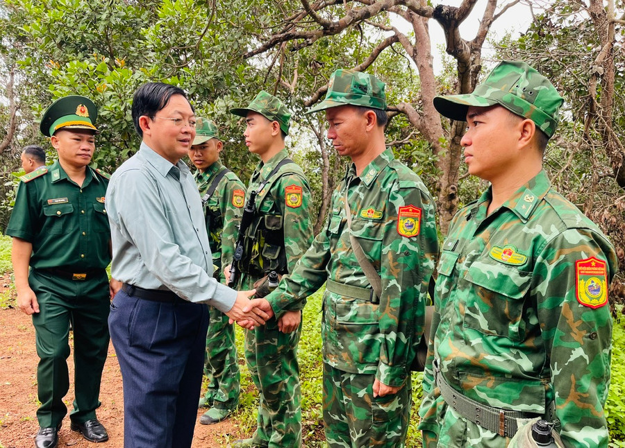 Bí thư Tỉnh ủy Hồ Quốc Dũng thăm cán bộ, chiến sĩ Đồn Biên phòng Ia O tại cột mốc 25 (3). Ảnh: A.H z6789867502305-fef48b2b4a4a168202de04b9d29b502e.jpg