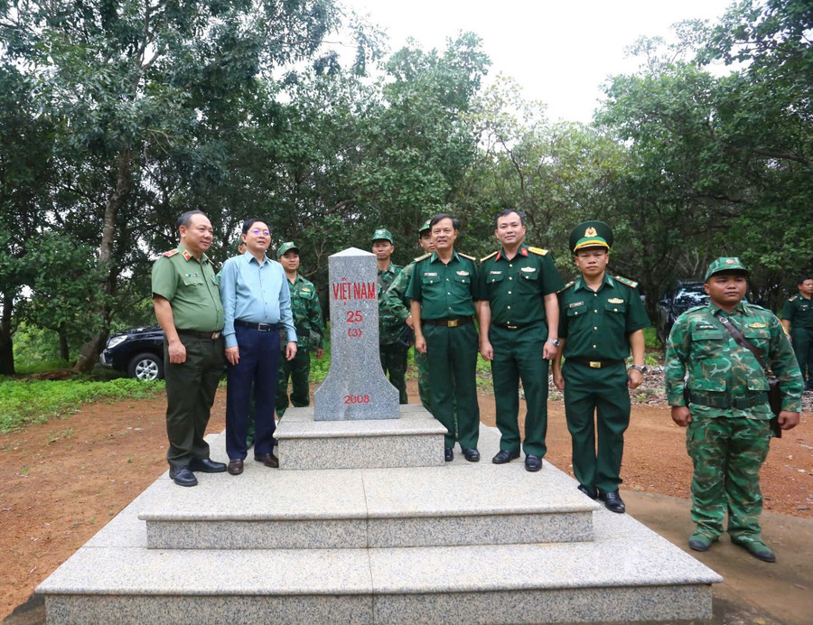 Bí thư Tỉnh ủy Hồ Quốc Dũng (thứ 2 từ trái sang) và các đồng chí lãnh đạo tỉnh chụp ảnh cùng cán bộ, chiến sĩ Đồn Biên phòng Ia O tại cột mốc 25 (3). Ảnh: A.H z6789893848711-e360f8d4edc5fd436f208f707d2af343.jpg