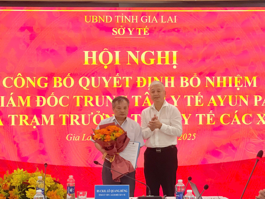 Giám đốc Sở Y tế Lê Quang Hùng (bìa phải) trao quyết định điều động và bổ nhiệm ông Phạm Chí Quang giữ chức vụ Giám đốc Trung tâm Y tế Ayun Pa. Ảnh: Vũ Chi gen-h-z6794253223392-ca423b16b311308d58645c4b6ae7f0c1.jpg