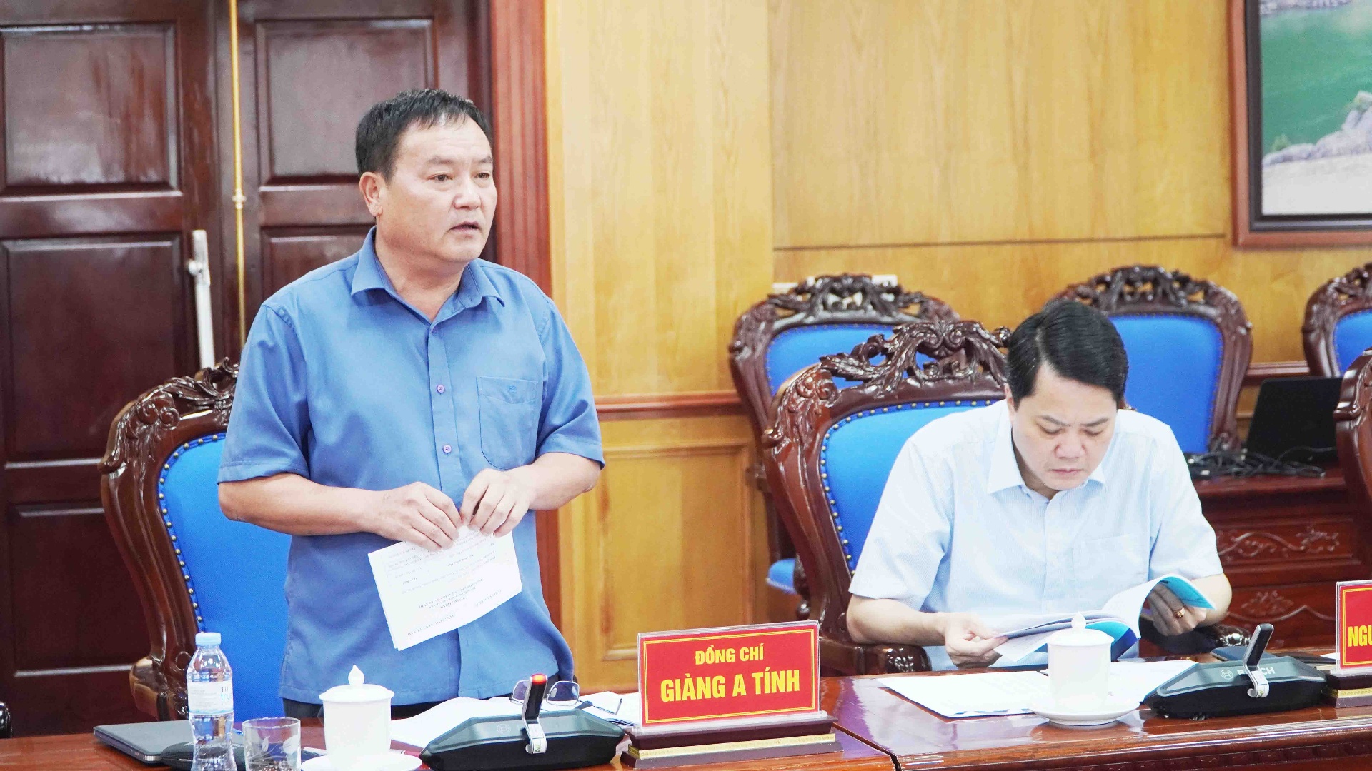 Đồng chí Giàng A Tính – Uỷ viên Ban Thường vụ, Phó Chủ tịch UBND tỉnh tham gia ý kiến.