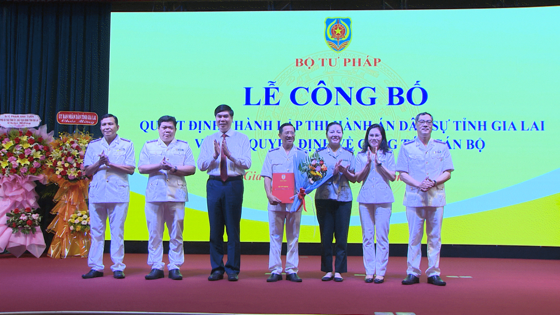Ông Nguyễn Xuân Hồng (giữa) nhận quyết định bổ nhiệm Trưởng Thi hành án dân sự tỉnh Gia Lai. Ảnh: Bảo Long ong-nguyen-xuan-honggiuanhan-quyet-dinh-bo-nhiem-truong-thi-hanh-an-dan-su-tinh-gia-lai.gif