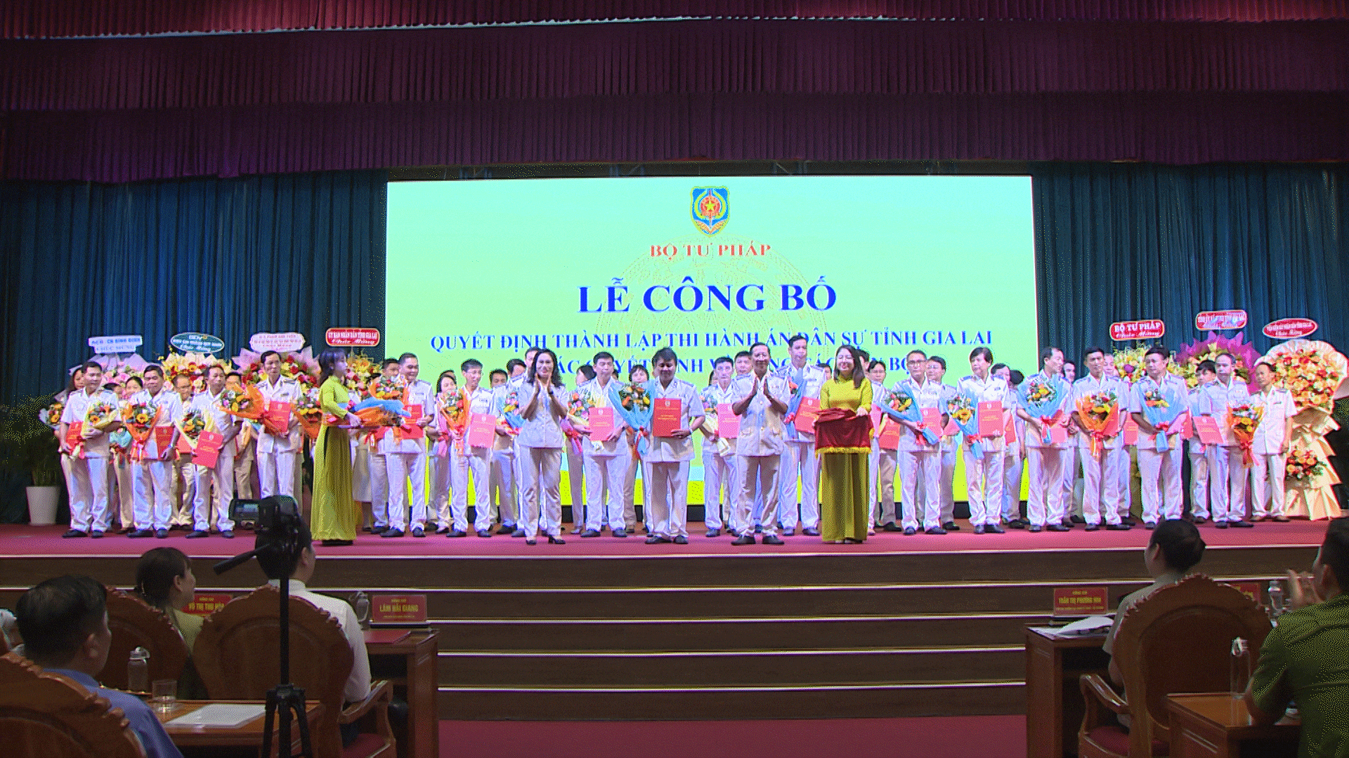 Thi hành án dân sự tỉnh trao quyết định bổ nhiệm cho các trưởng, phó phòng trực thuộc. Ảnh: Bảo Long thi-hanh-an-dan-su-tinh-trao-quyet-dinh-bo-nhiem-truong-pho-phong-truc-thuoc.gif