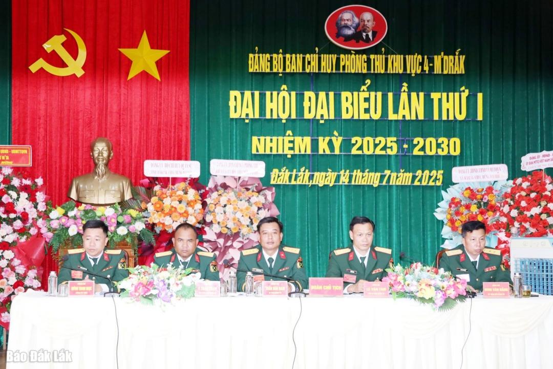 Đoàn Chủ tịch điều hành đại hội.