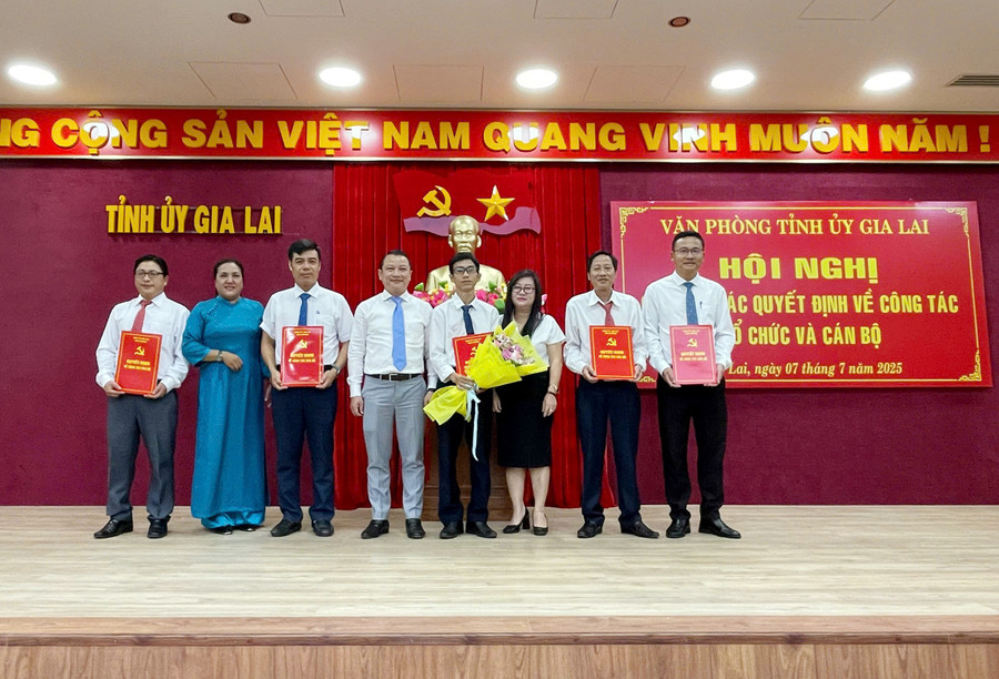 Lãnh đạo Văn phòng Tỉnh ủy trao quyết định cho Trưởng và các Phó Phòng Tổng hợp. Ảnh: Đăng Vũ lanh-dao-van-phong-tinh-uy-trao-qd-cho-cac-dong-chi-truong-pho-phong-tong-hop.jpg