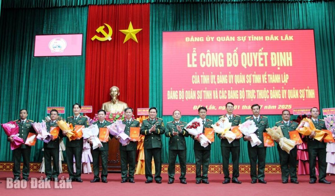Bí thư 10 Đảng bộ trực thuộc nhận quyết định của Đảng ủy Quân sự tỉnh.