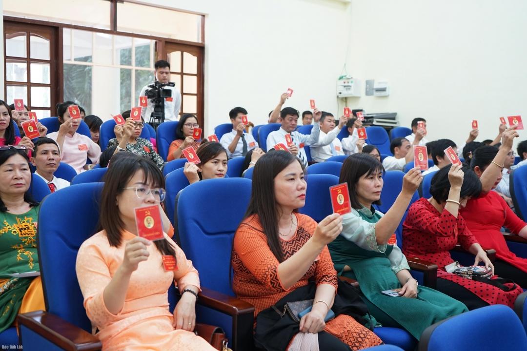 Đại biểu biểu quyết thông qua các chỉ tiêu nhiệm kỳ 2025-2030