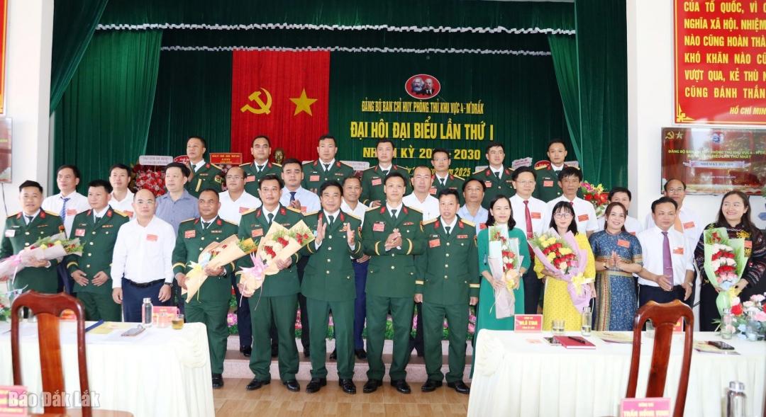 Các đồng chí trong Ban Chấp hành Đảng bộ Ban Chỉ huy Phòng thủ khu vực 4 - M’Drắk ra mắt đại hội.