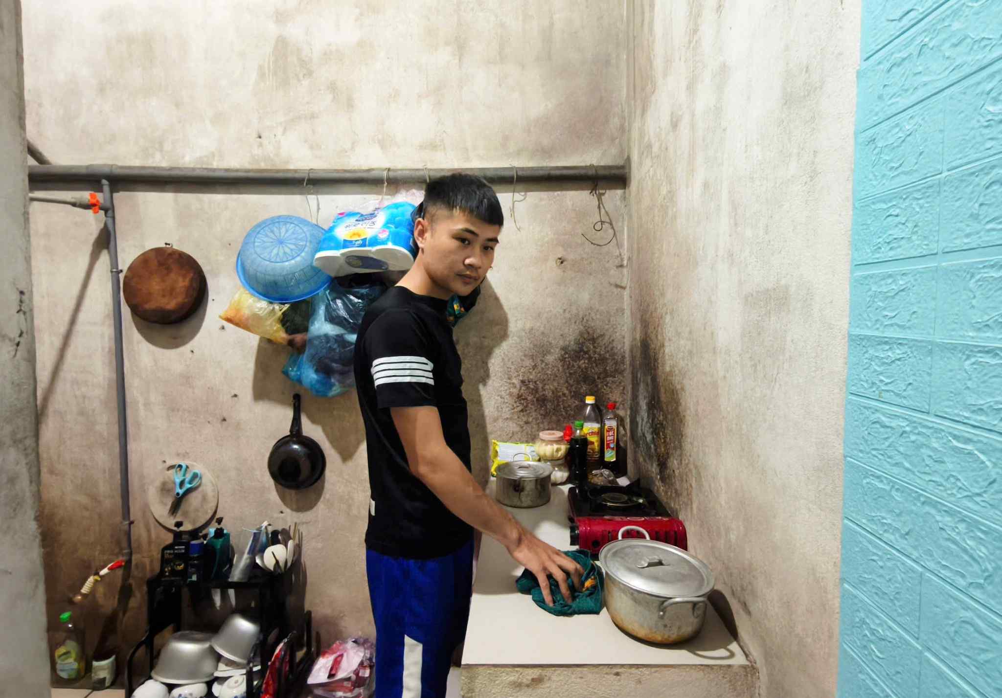 Anh Nguyễn Trung Thành (quê Nghệ An) – công nhân một doanh nghiệp sản xuất linh kiện điện tử tại Khu công nghiệp VSIP Nghệ An vui mừng trước thông tin tăng lương tối thiểu vùng. Ảnh: Quang Đại