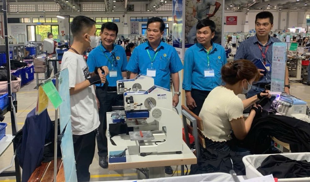 Đoàn công tác của Ban Thường vụ LĐLĐ TP Huế thăm hỏi công nhân lao động của Công ty Scavi Huế. Ảnh: Công đoàn Huế