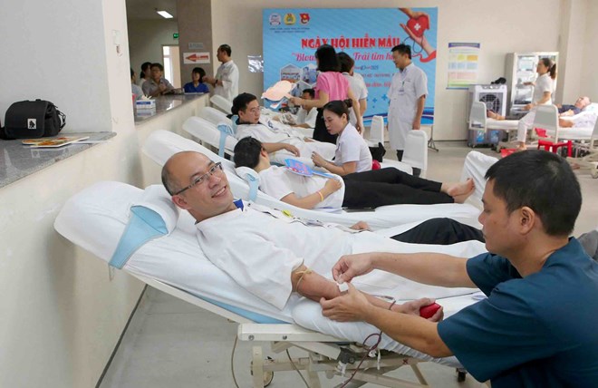 Hàng trăm bác sĩ hiến máu cứu người