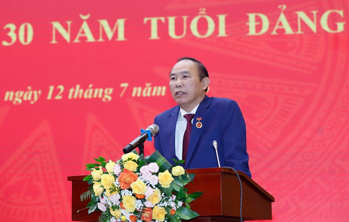 'Tôi rất vui và tự hào khi nhìn lại chặng đường 30 năm phấn đấu, nỗ lực hoàn thành các nhiệm vụ được giao. Bước sang một giai đoạn mới, nhiệm vụ ngày càng nặng nề hơn, nhưng tôi có niềm tin sâu sắc vào sự lãnh đạo của Đảng, sự đồng hành của các đồng chí trong tập thể lãnh đạo Bộ', đồng chí Phùng Đức Tiến chia sẻ. Ảnh: Khương Trung.