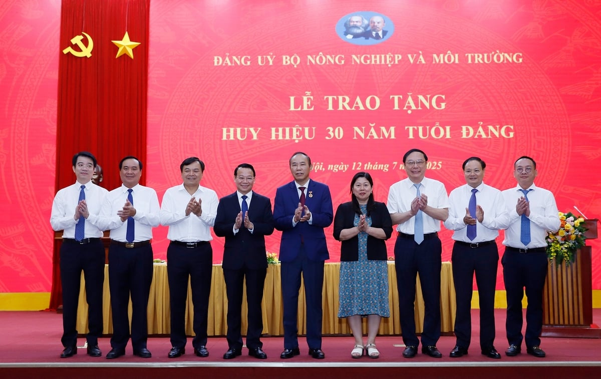 Các đồng chí trong Ban thường vụ Đảng uỷ Bộ Nông nghiệp và Môi trường chúc mừng Thứ trưởng Phùng Đức Tiến. Ảnh: Khương Trung.
