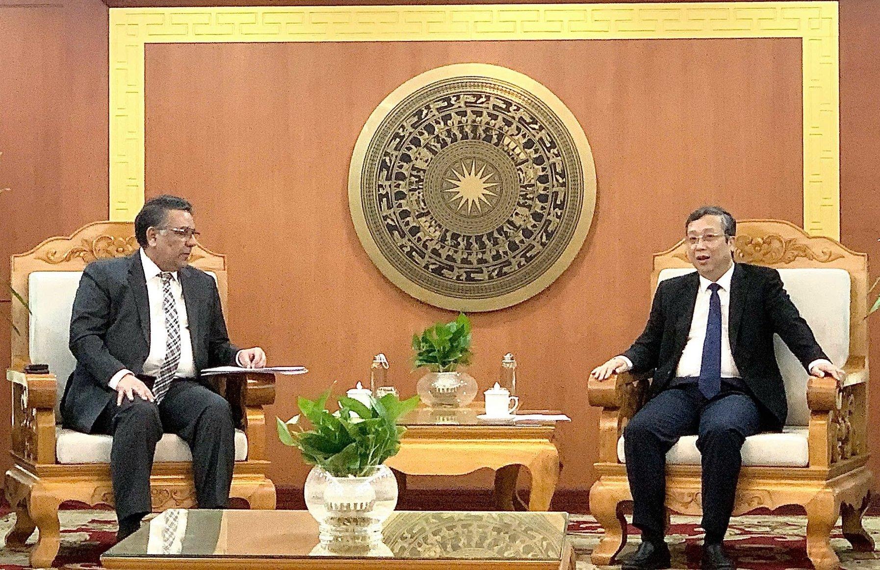 Thứ trưởng Hoàng Trung (bên phải) trao đổi với Thứ trưởng Bộ Thương mại Pakistan Nasir Hamid (bên trái), nhấn mạnh tiềm năng hợp tác thương mại nông nghiệp giữa Việt Nam và Pakistan. Ảnh: Hồng Ngọc.