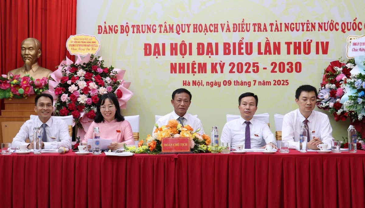 Đoàn Chủ tịch điều hành Đại hội Đảng bộ Trung tâm Quy hoạch và Điều tra tài nguyên nước quốc gia, nhiệm kỳ 2025-2030. Ảnh: Nguyễn Thủy.