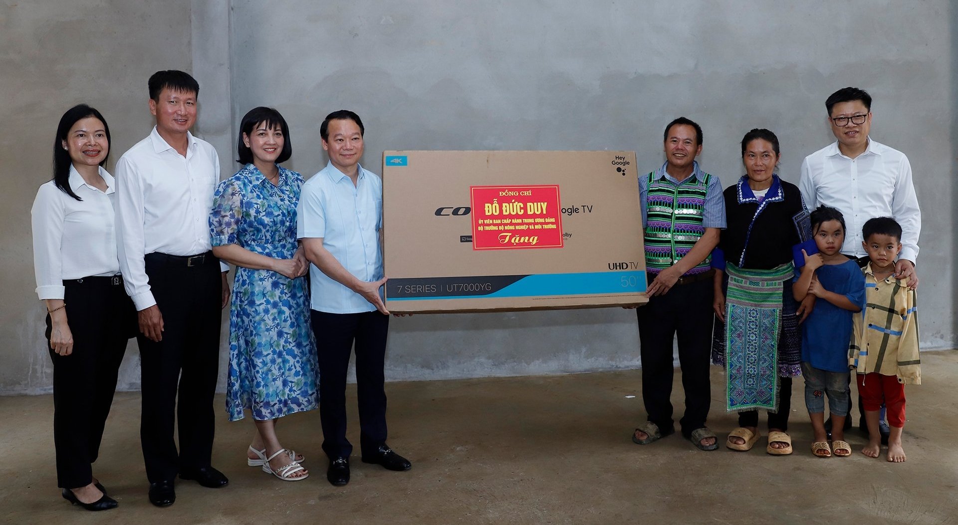 Bộ trưởng Đỗ Đức Duy và Chủ tịch UBND tỉnh Trần Huy Tuấn cùng đoàn công tác tặng quà cho gia đình anh Giàng A Mang, thôn Tấu Dưới, xã Trạm Tấu. Ảnh: Khương Trung.