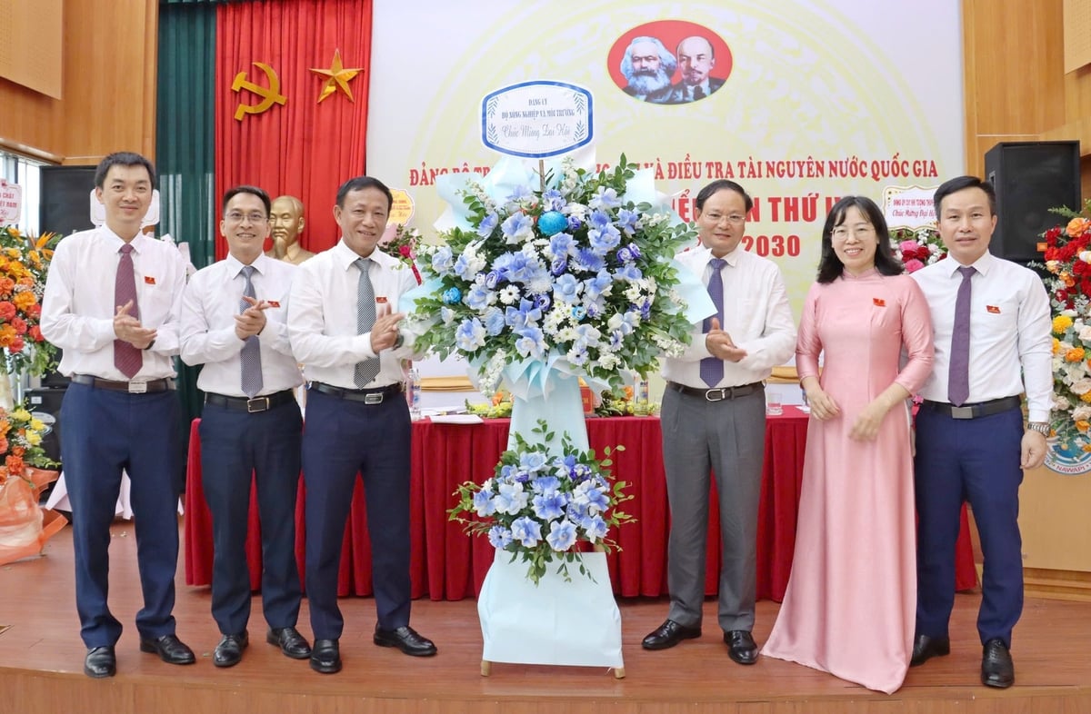 Thứ trưởng Lê Minh Ngân tặng hoa chúc mừng Đại hội Đảng bộ Trung tâm Quy hoạch và Điều tra tài nguyên nước quốc gia. Ảnh: Nguyễn Thủy.