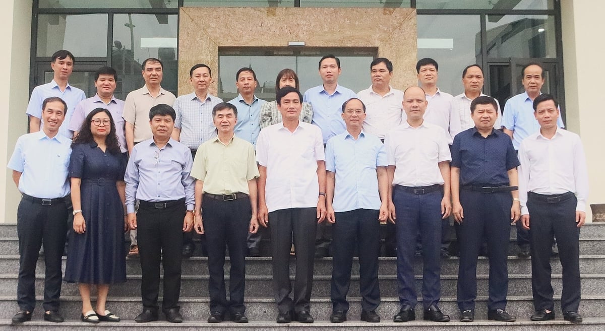Thứ trưởng Trần Quý Kiên chụp ảnh lưu niệm cùng lãnh đạo một số đơn vị thuộc Bộ Nông nghiệp và Môi trường, lãnh đạo các đơn vị trực thuộc Cục Địa chất và Khoáng sản Việt Nam, lãnh đạo Liên đoàn Bản đồ và Địa chất biển miền Bắc cùng đại diện các đơn vị trực thuộc Liên đoàn. Ảnh: Lan Chi.