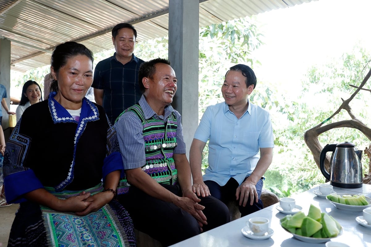 Bộ trưởng Đỗ Đức Duy trò chuyện với gia đình anh Giàng A Mang, thôn Tấu Dưới, xã Trạm Tấu. Ảnh: Khương Trung.