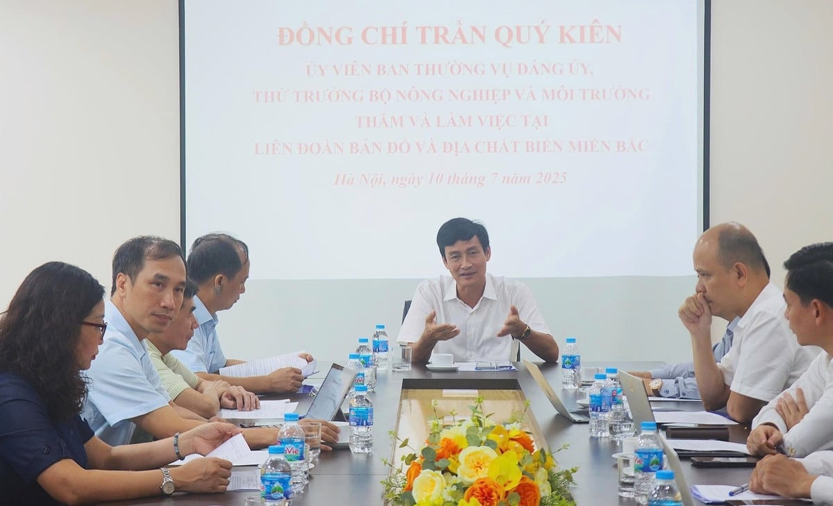 Thứ trưởng Bộ Nông nghiệp và Môi trường Trần Quý Kiên phát biểu chỉ đạo tại buổi làm việc. Ảnh: Mai Đan.
